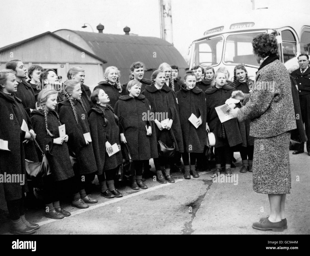 Un coro per bambini da Obernkirchen, vicino Hannover, che dà un concerto improvvisato all'aeroporto di Heathrow. Foto Stock