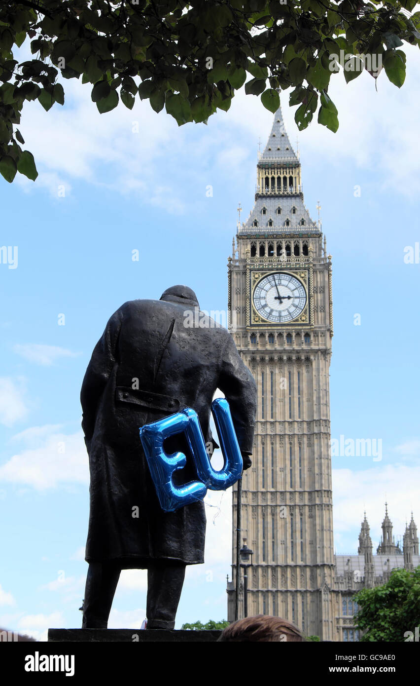 Winston Churchill statua e blu palloncino UE a marzo per l'Europa demo protesta in piazza del Parlamento Londra KATHY DEWITT Foto Stock