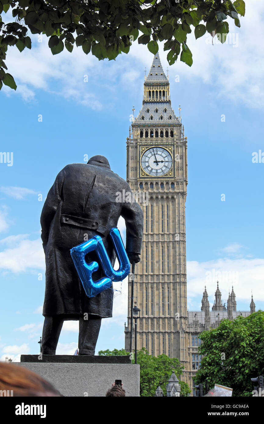 Winston Churchill statua e blu palloncino UE a marzo per l'Europa demo protesta in piazza del Parlamento Londra KATHY DEWITT Foto Stock