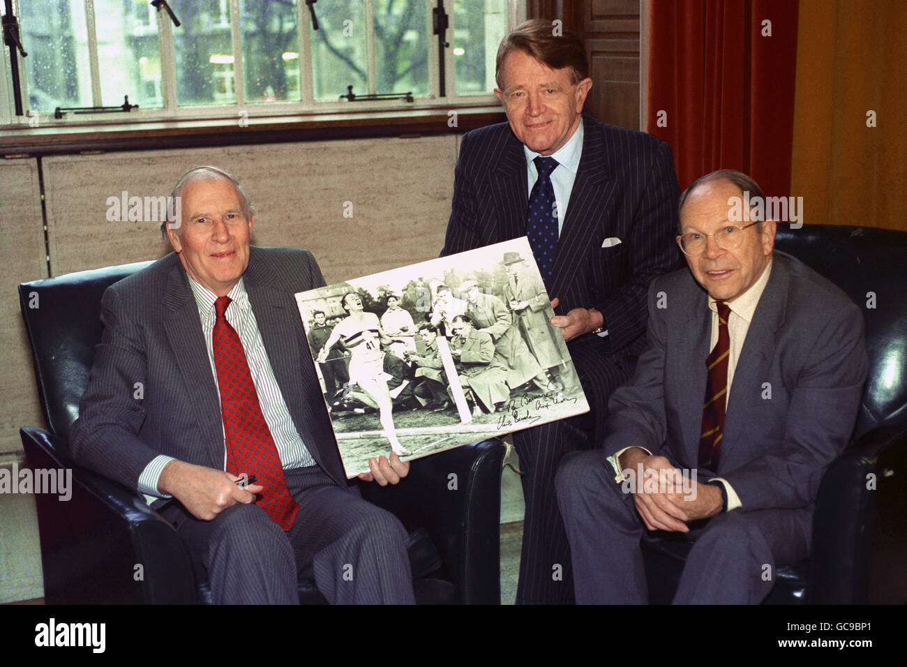 Sir Roger Banister (l), il primo uomo a rompere il miglio di quattro minuti, con i suoi due uomini di passo, Chris Chataway (c) e Chris Brasher. Il 6 maggio 1994, segna il 40° anniversario della corsa da record di Banister. Foto Stock