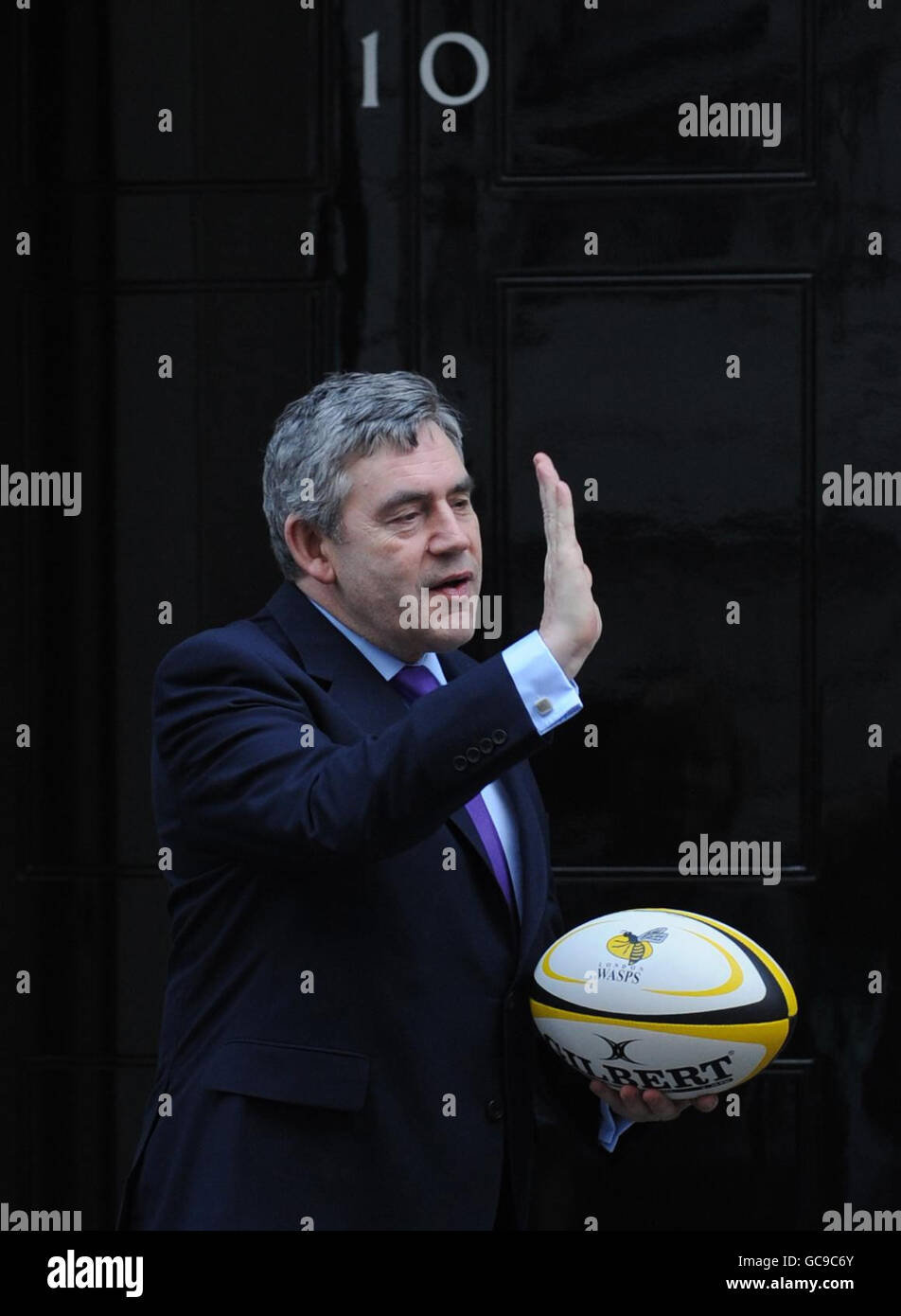 Il primo ministro Gordon Brown torna alla numero 10 dopo aver posato per fotografie con il giocatore di rugby Lawrence Dallaglio con il doppio amputato Derek Derenalagi alle porte del 10 Downing Street, Londra. Foto Stock