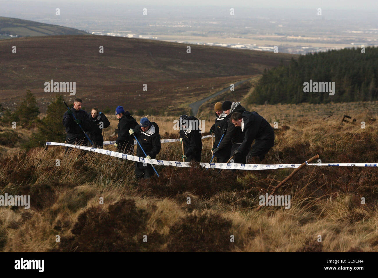 Gardai cerca la scena dove resti umani si trovano sulla strada militare nelle montagne di Dublino. Foto Stock