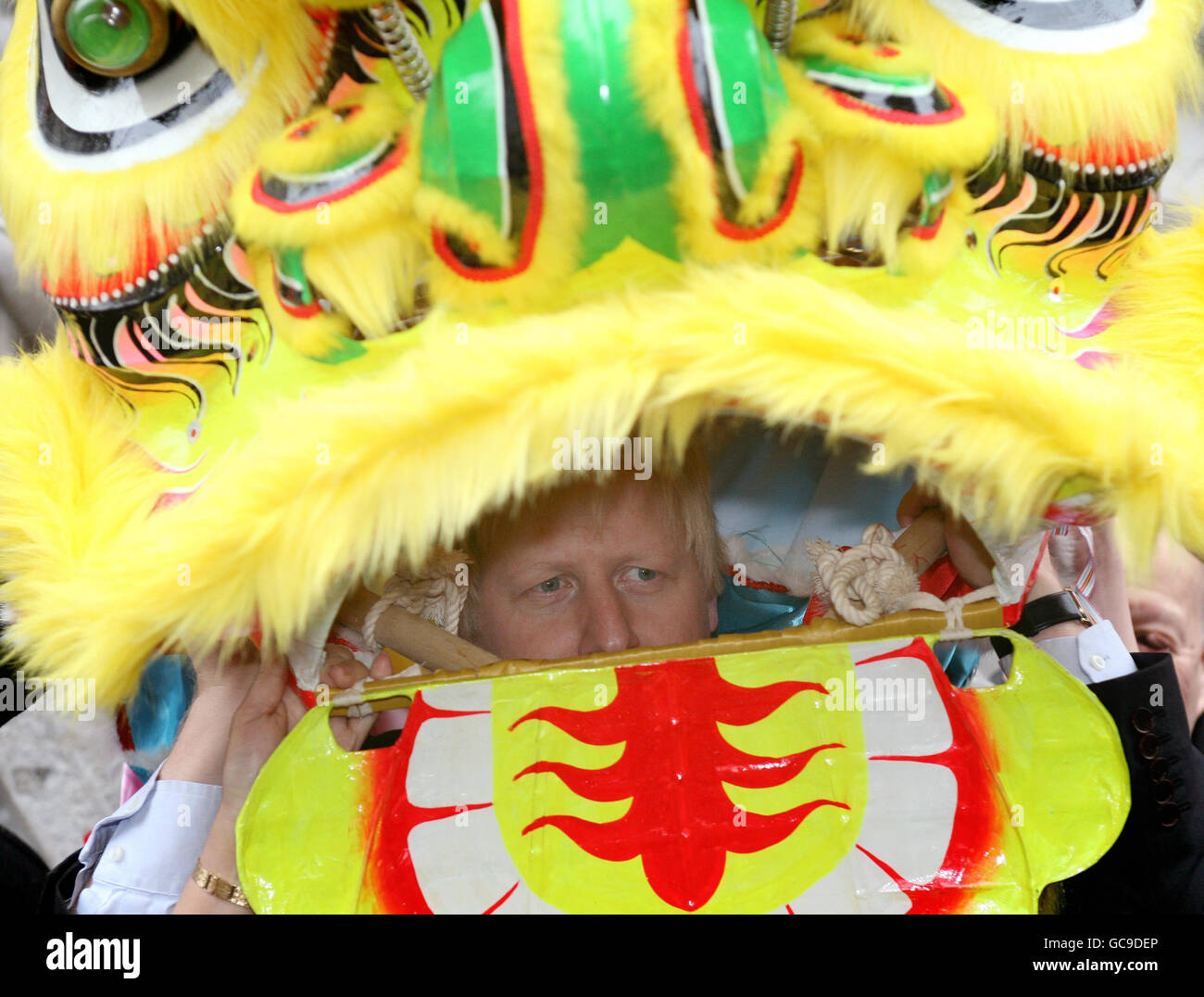 Il sindaco di Londra Boris Johnson indossa un costume da drago cinese presso una fotocellula nel quartiere di Chinatown a Londra per promuovere le celebrazioni del Capodanno cinese della capitale, che segnano l'inizio dell'anno della Tigre domenica 21 febbraio. Foto Stock