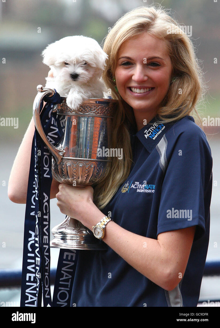 Miss Scozia e attuale Miss UK, Katharine Brown, con il suo cucciolo di otto settimane maltese Terrier Jack, aiuta a lanciare un concorso per vincere la Coppa Scozzese di Nazione attiva per un giorno, per rendere più attivi bambini e famiglie. Foto Stock