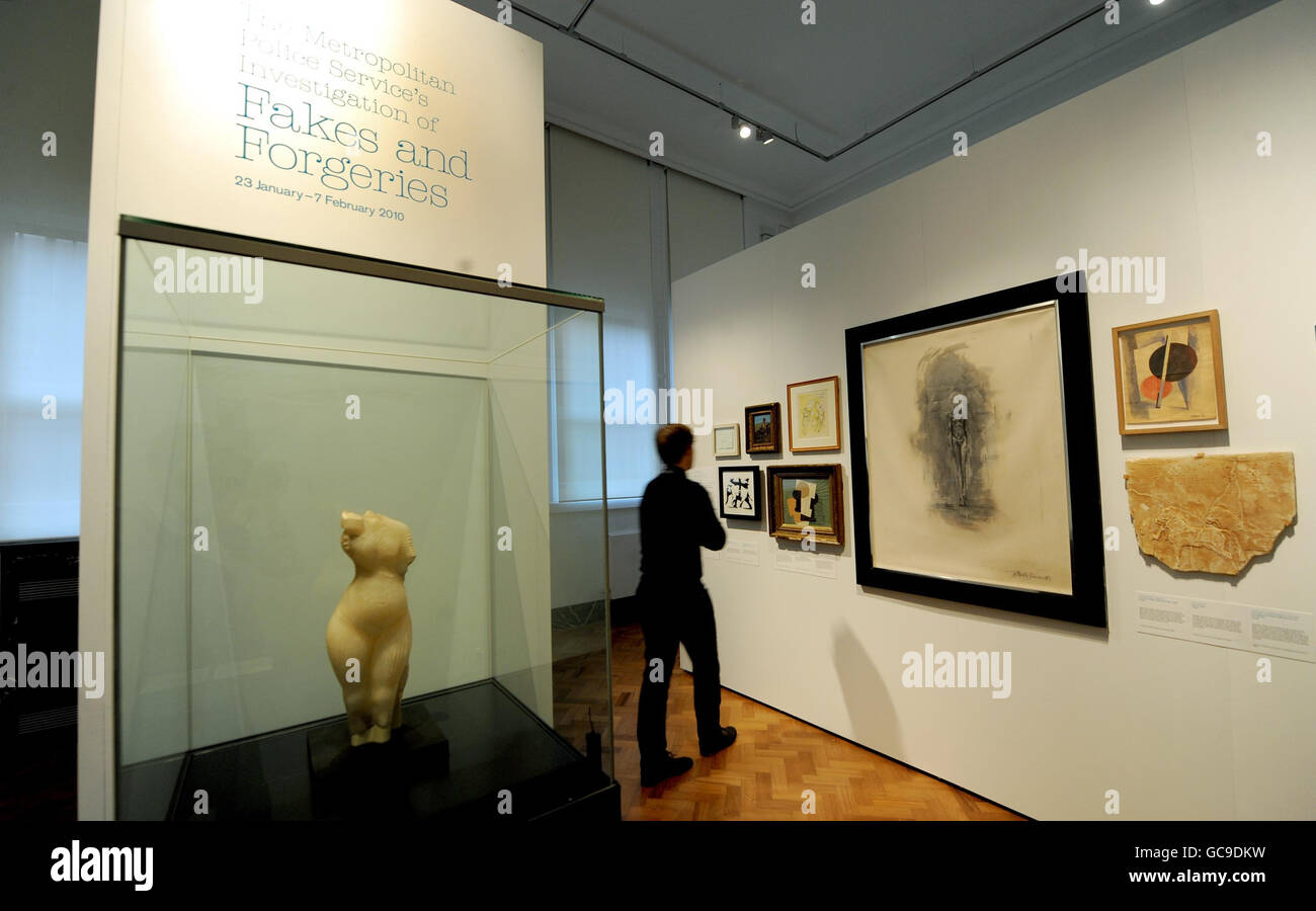 Una nuova mostra sull'"Arte del crimine" che include famose falserie, al Victoria and Albert Museum, Londra. Foto Stock