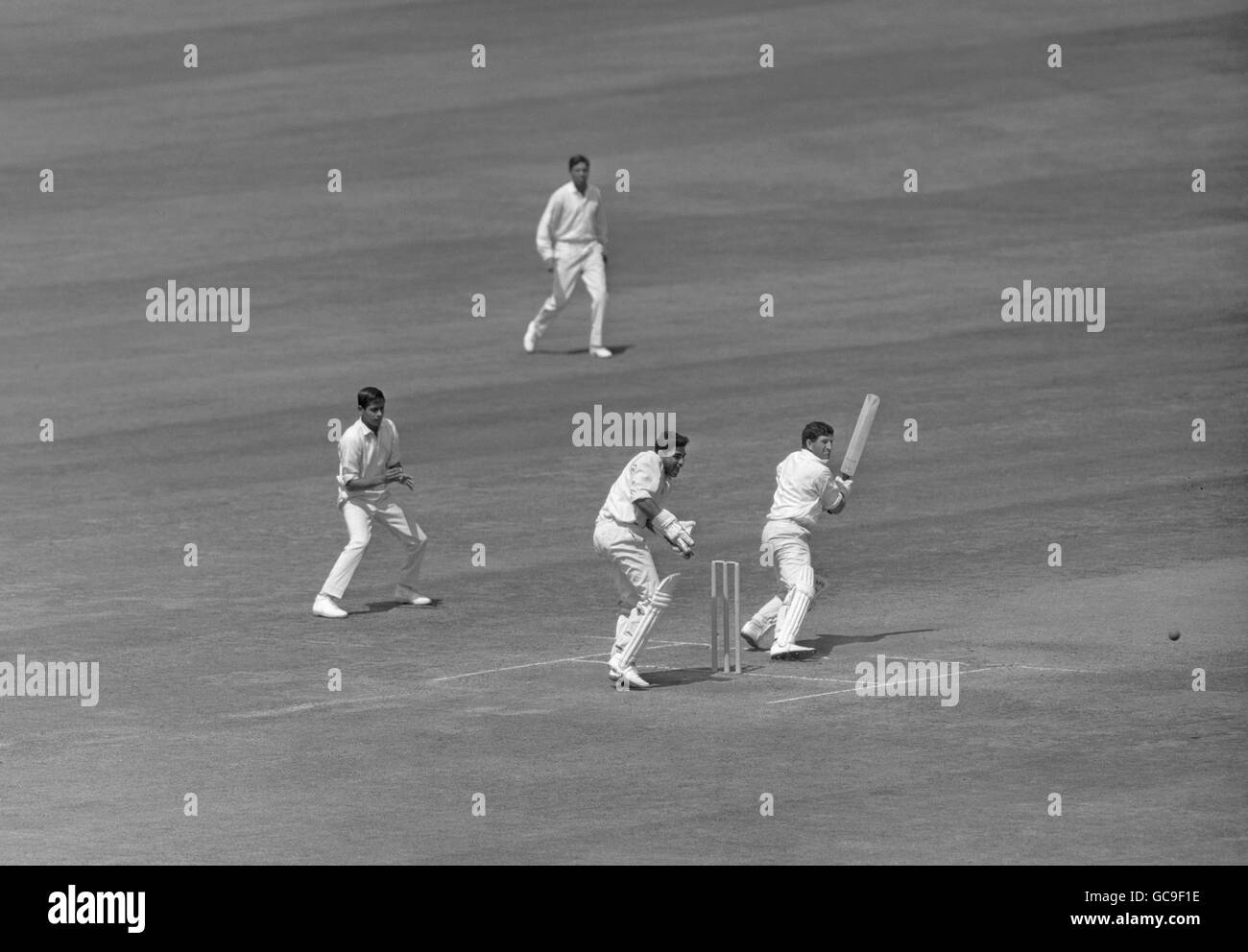 Ken Barrington (Inghilterra) taglia una palla da Bhagwat Chandrasekhar a terzo uomo. Il wicketkeeper indiano Farokh Engineer guarda sopra. Foto Stock