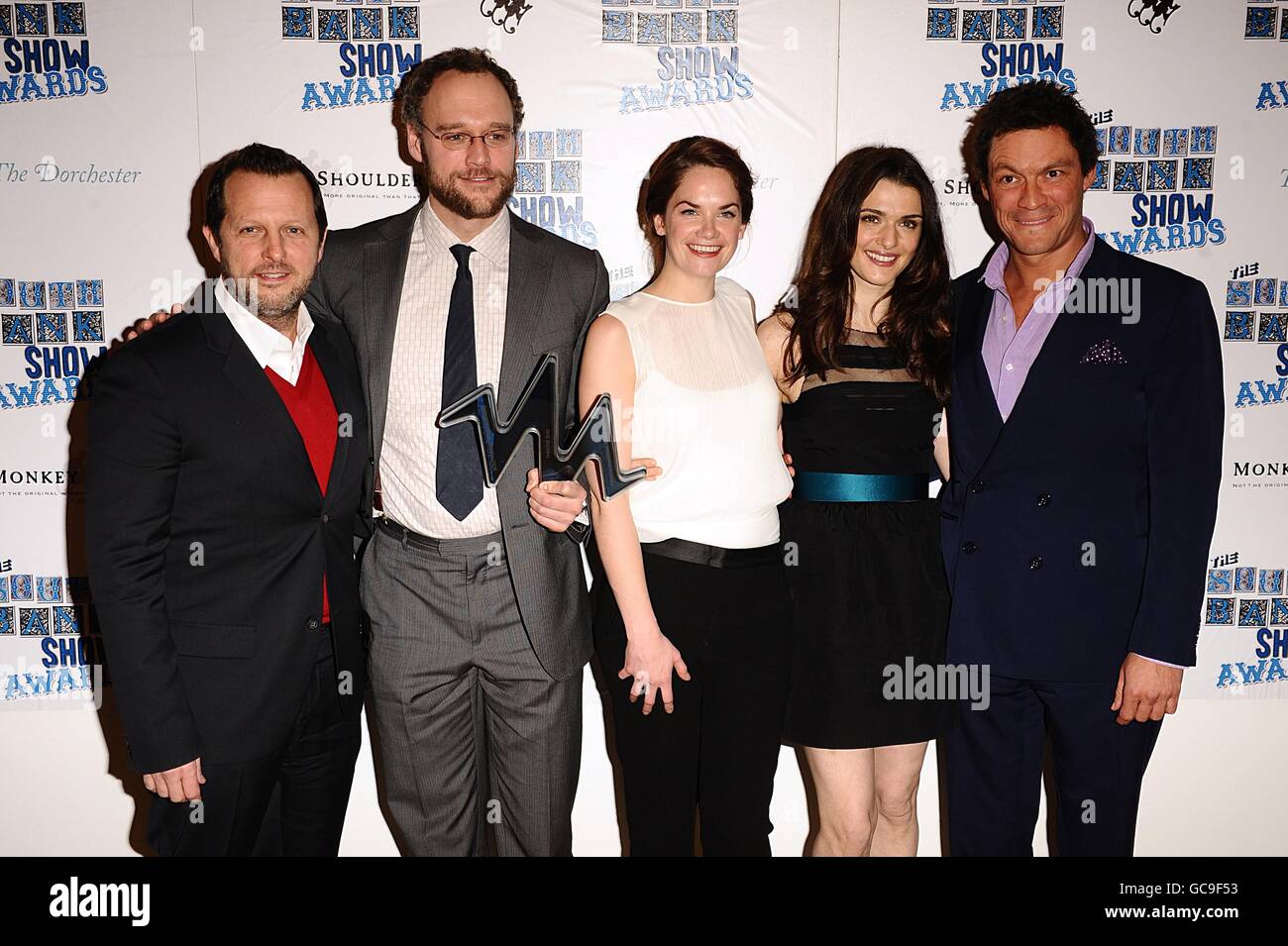 Il cast di "UNA Streetcar chiamata Desire", tra cui Rob Ashford, Elliott Cowan, Ruth Wilson e Rachel Weisz (da sinistra a destra), viene consegnato con il premio Theatre di Dominic West (all'estrema destra) al South Bank Show Awards 2010 al Dorchester Hotel, Park Lane, Londra Foto Stock