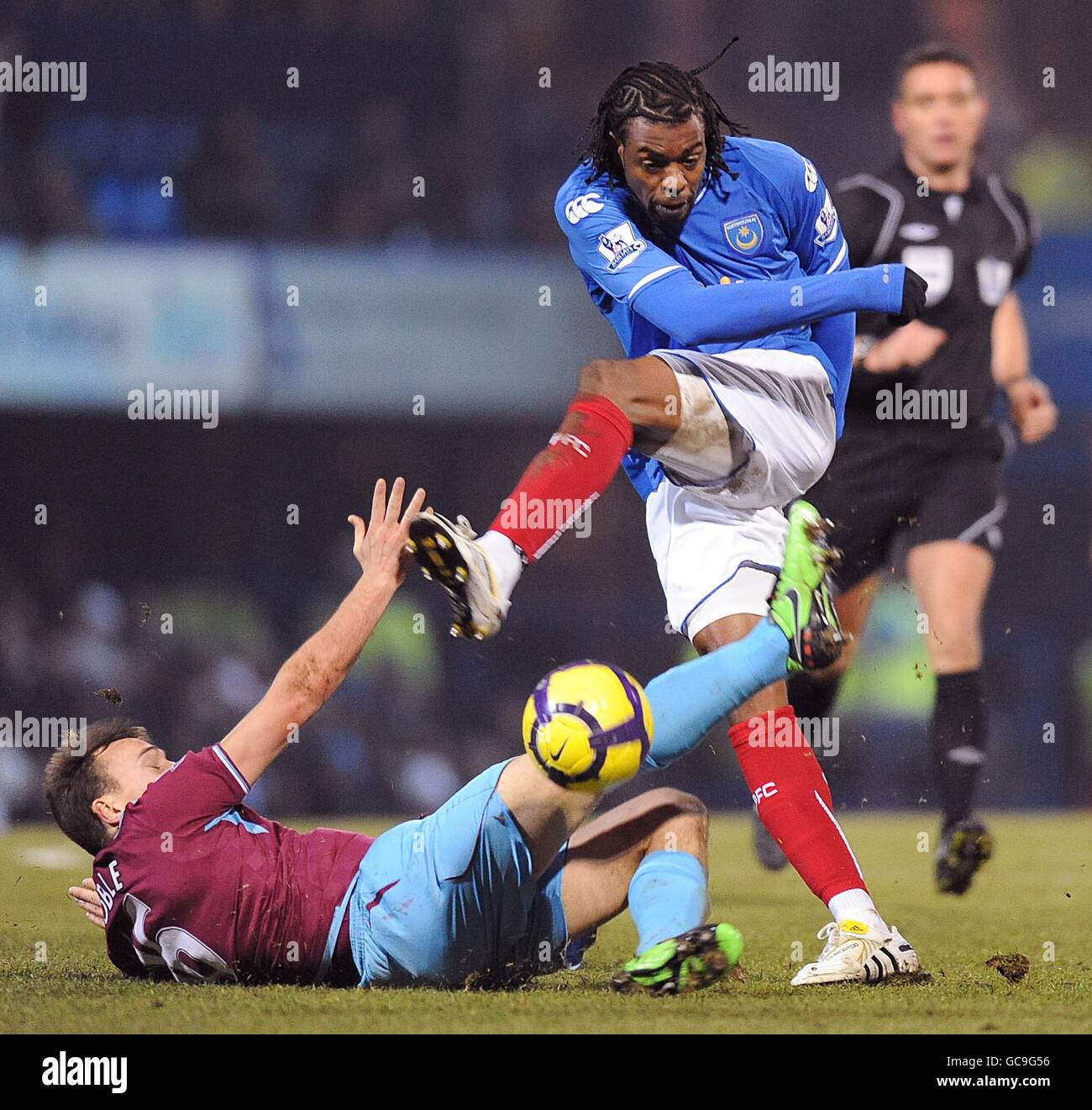 Calcio - Barclays Premier League - Portsmouth / West Ham United - Fratton Park. Mark Noble (a sinistra) del West Ham United viene quasi calciato in faccia mentre sfida Frederic Piquionne di Portsmouth (a destra). Foto Stock