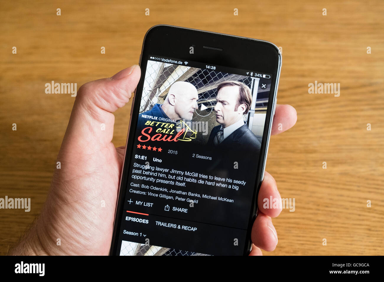 Netflix i film e i programmi TV media streaming app schermata mostrata su un iPhone 6 smart phone Foto Stock