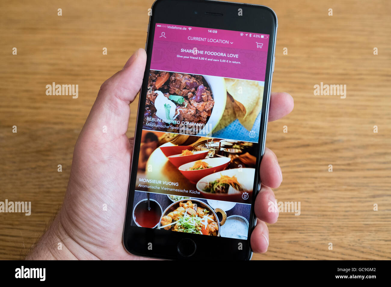 App Foodora il cibo del ristorante servizio di consegna su un iPhone 6 smart phone Foto Stock App Foodora il cibo del ristorante servizio di consegna su un iPhone 6 smart phone Foto Stock