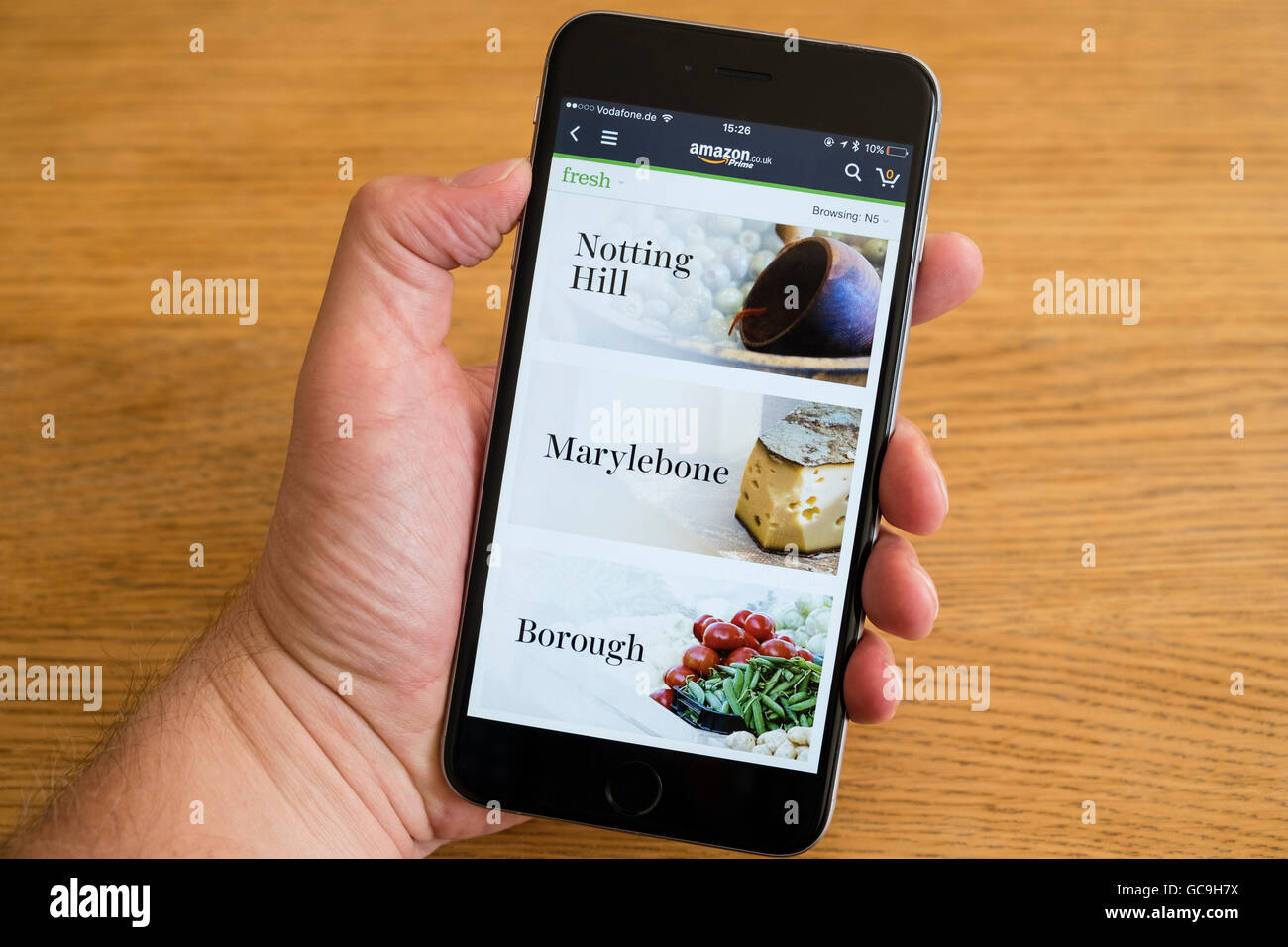 La perfezione del Amazon cibo fresco servizio consegna app mostrato su un iPhone 6 smart phone Foto Stock La perfezione del Amazon cibo fresco servizio consegna app mostrato su un iPhone 6 smart phone Foto Stock