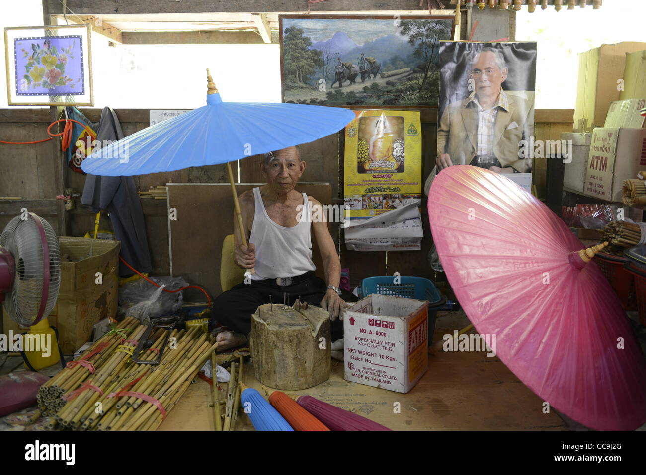 Una foto del re Bhumibol in un ombrello fabbrica nella città di Chiang Mai in Thailandia in Southeastasia. Foto Stock