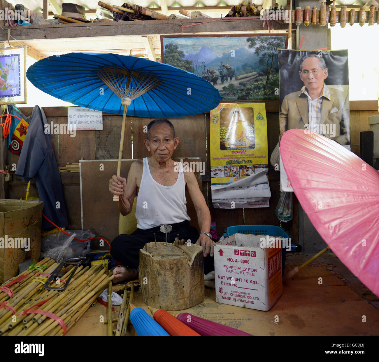 Una foto del re Bhumibol in un ombrello fabbrica nella città di Chiang Mai in Thailandia in Southeastasia. Foto Stock