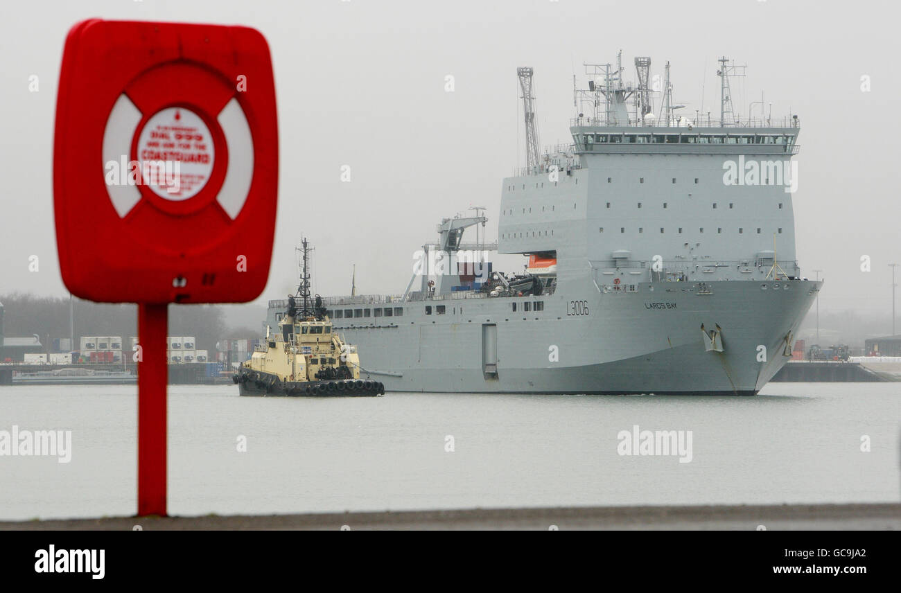 L'RFA Largs Bay lascia il porto militare di Marchwood vicino a Southampton, in direzione del terremoto colpito dalla nazione caraibica di Haiti. Foto Stock