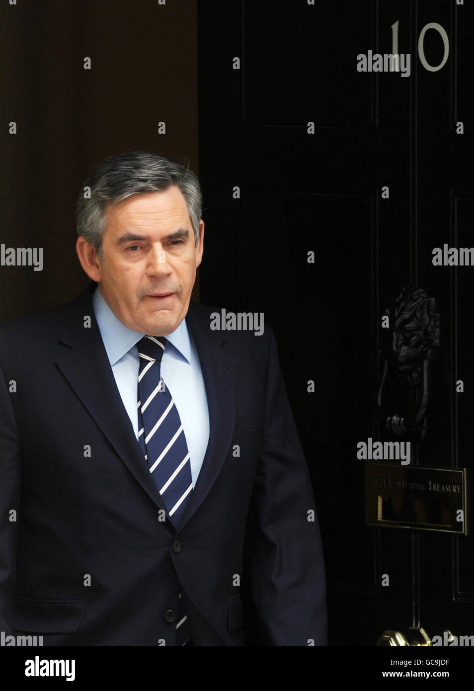Oggi il primo ministro Gordon Brown lascia Downing Street per le interrogazioni del primo ministro alla Camera dei Comuni. Foto Stock