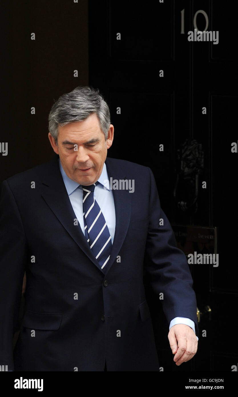 Oggi il primo ministro Gordon Brown lascia Downing Street per le interrogazioni del primo ministro alla Camera dei Comuni. Foto Stock
