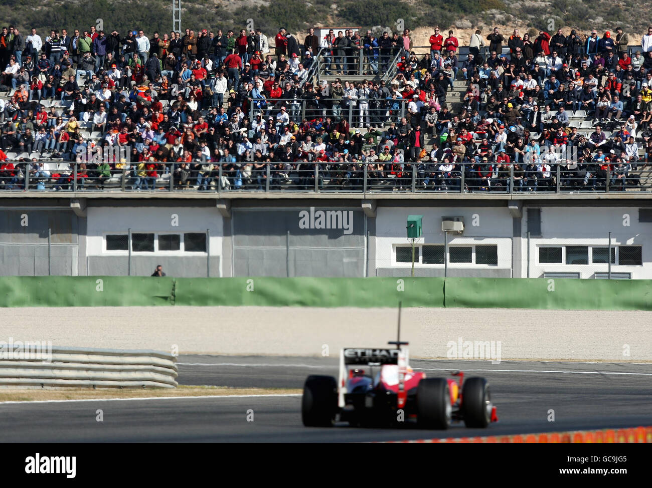 Una folla in più di 25,000 guarda Fernando Alonso testare la nuova Ferrari durante la sessione di test di Formula uno al Circuit de la Comunitat Valenciana Ricardo Tormo, Valencia, Spagna. Foto Stock