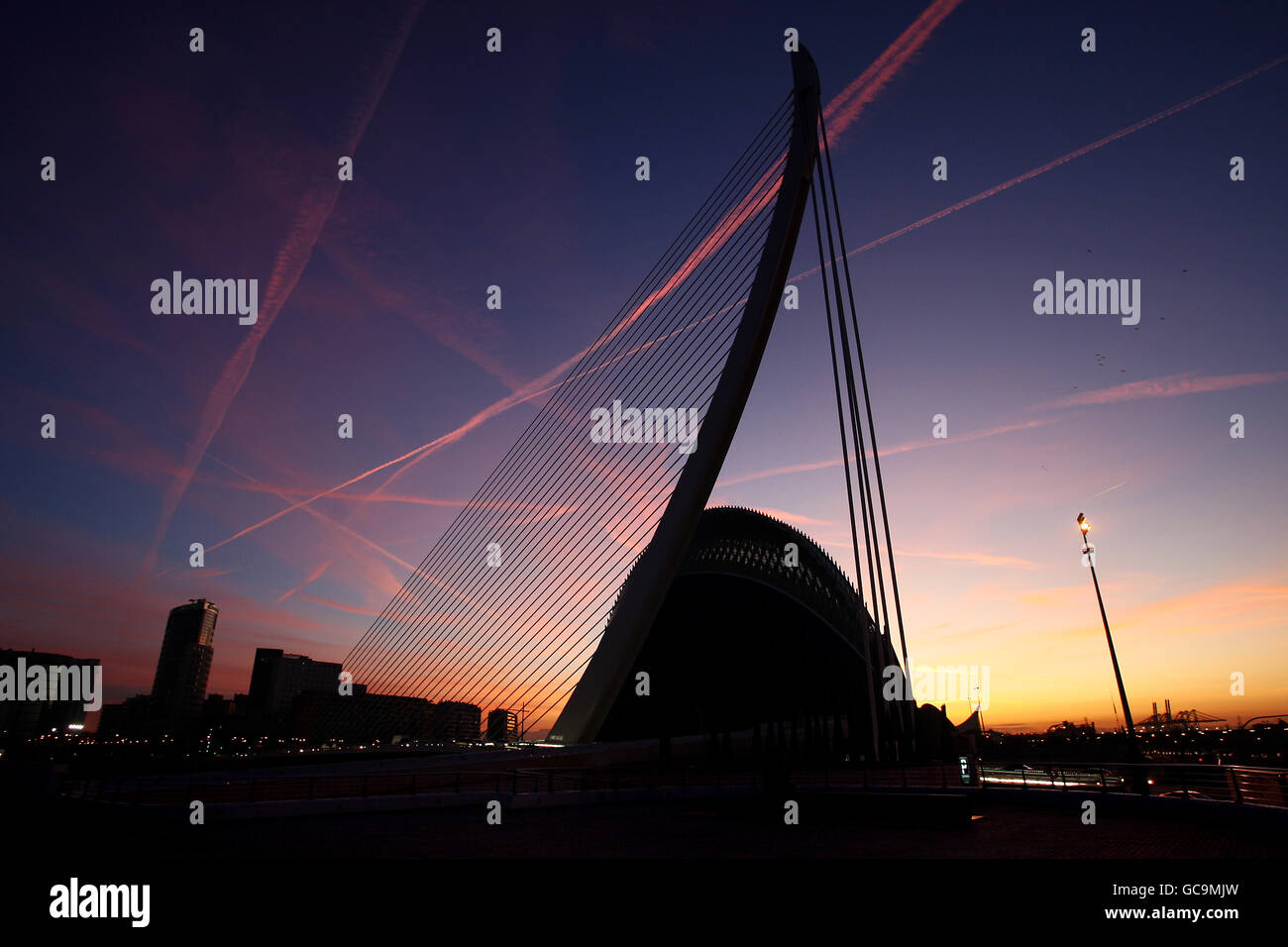 Vista sulla città di Valencia. Una vista generale mentre il sole tramonta sul Puente la Assut de l'Or vicino alla galleria d'arte e di scienza di Valencia Foto Stock