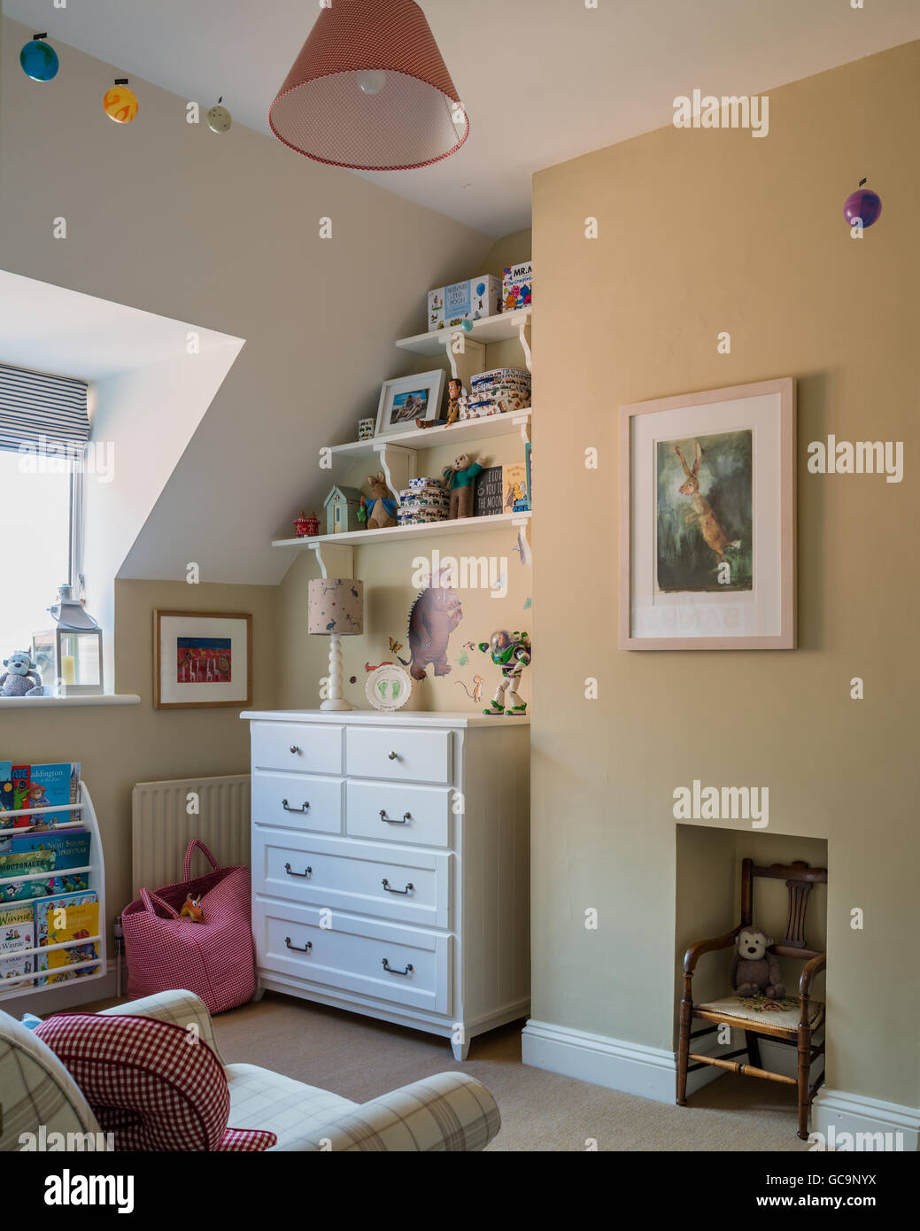 Bambini La camera da letto con pareti dipinte in Mizzle da Farrow & Ball. Foto Stock