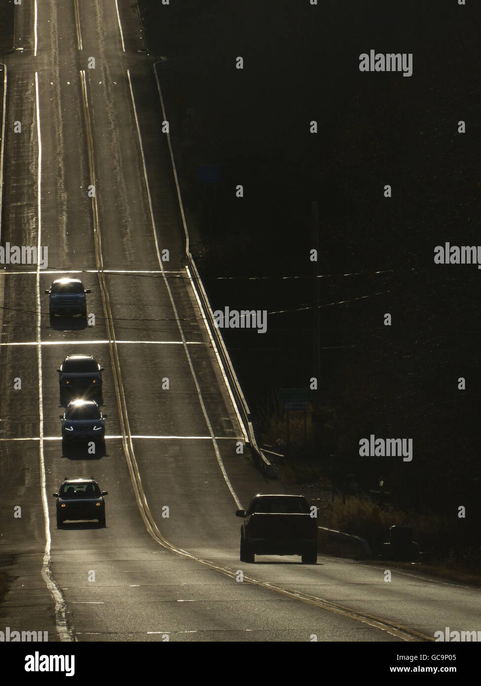 Cars driving su e giù per la collina di grandi dimensioni la contea Columbia,New York Foto Stock