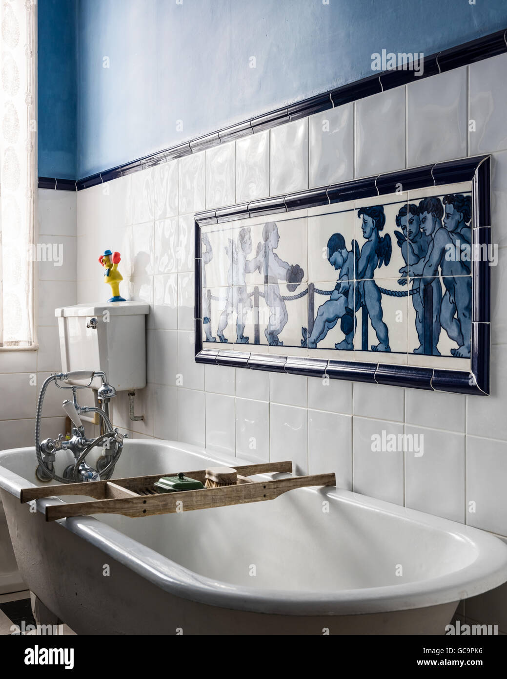 Rack in legno sulla vasca da bagno in camera con piastrelle di dettagli storici, Nottinghill, London, Regno Unito Foto Stock