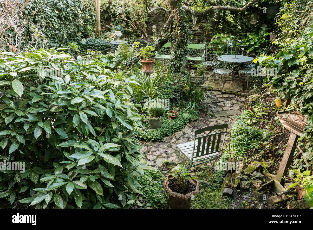 Mobili da giardino nel cortile di Nottinghill Terrace, Londra, Regno Unito Foto Stock