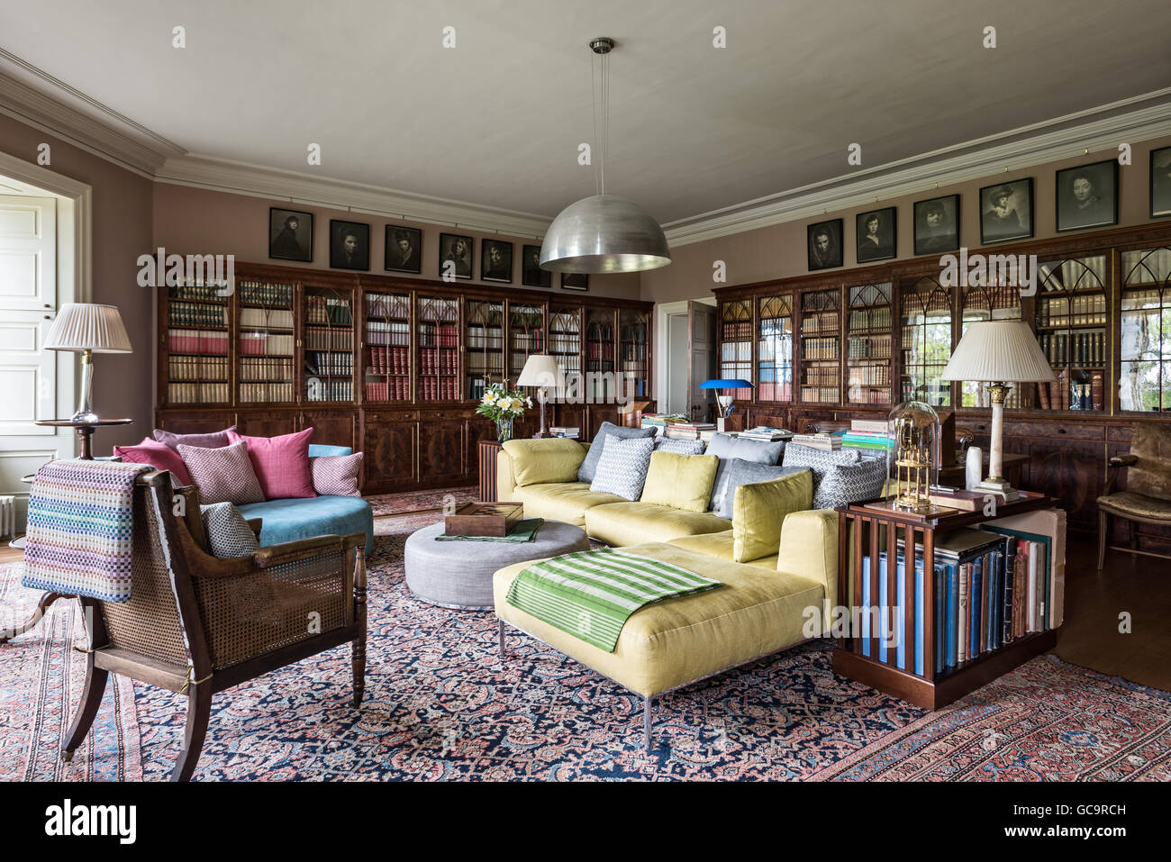 Incorporato di libro originale casi in biblioteca con un grande tappeto da Robin Yacoubian. La moderna area salotto è Max Alto dal B&B Italia Foto Stock Incorporato di libro originale casi in biblioteca con un grande tappeto da Robin Yacoubian. La moderna area salotto è Max Alto dal B&B Italia Foto Stock