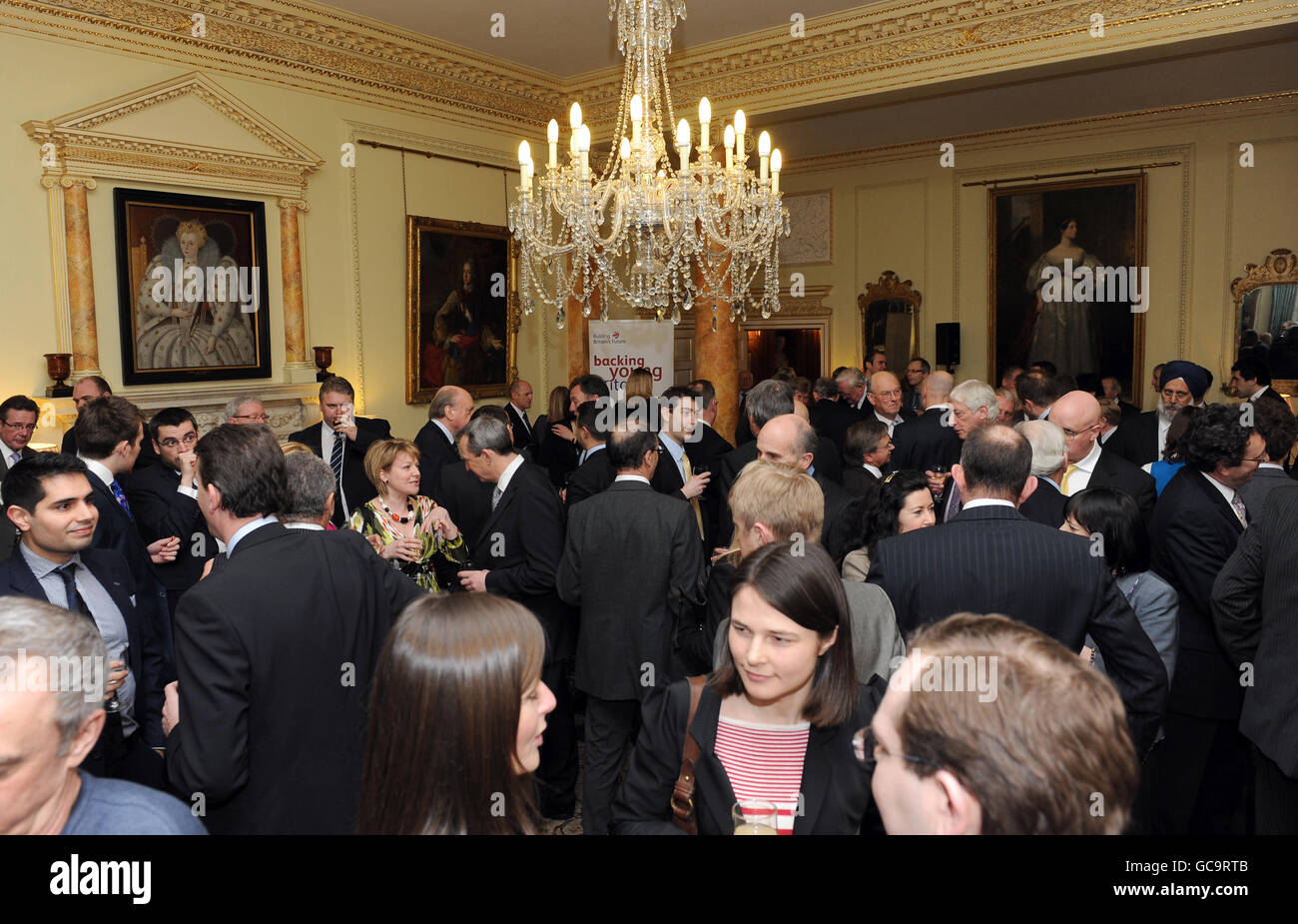 Una reception aziendale al 10 Downing Street, Londra, che è stata ospitata da Peter Mandelson, Segretario di Stato per le imprese, l'innovazione e le competenze. Foto Stock