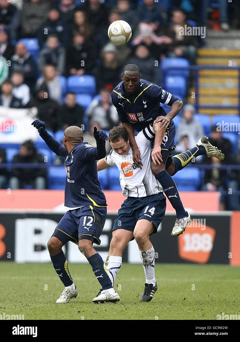 Calcio - fa Cup - Fifth Round - Bolton Wanderers v Tottenham Hotspur - Reebok Stadium. Ledley King di Tottenham Hotspur (a destra) e Wilson Palacios (a sinistra) lottano per la palla con Kevin Davies di Bolton Wanderers (al centro) Foto Stock