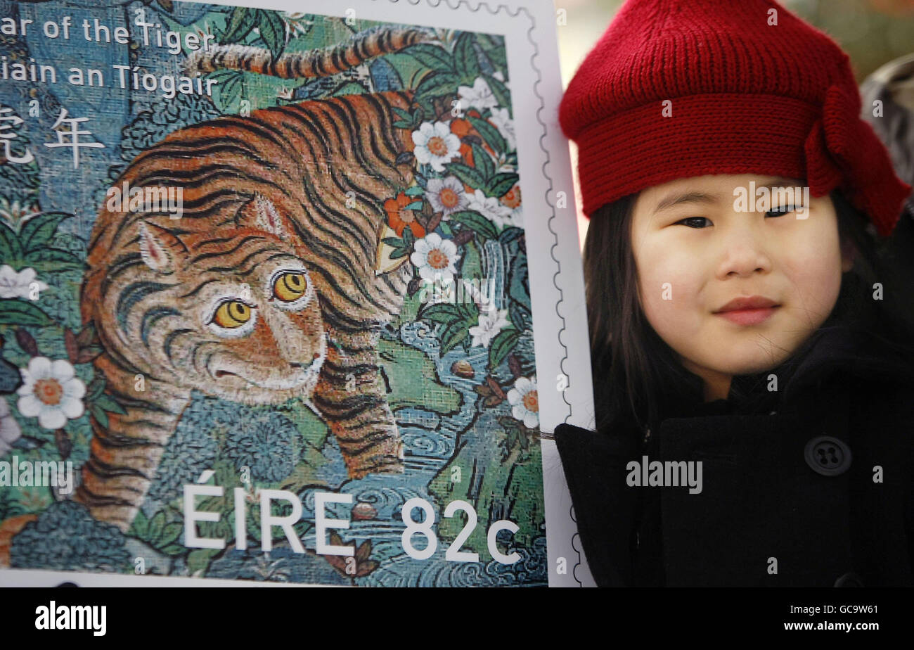 Kim Mengmeng Moore, di tre anni, al lancio del nuovo francobollo An Post Chinese Year of the Tiger 82c a Dublino. Foto Stock
