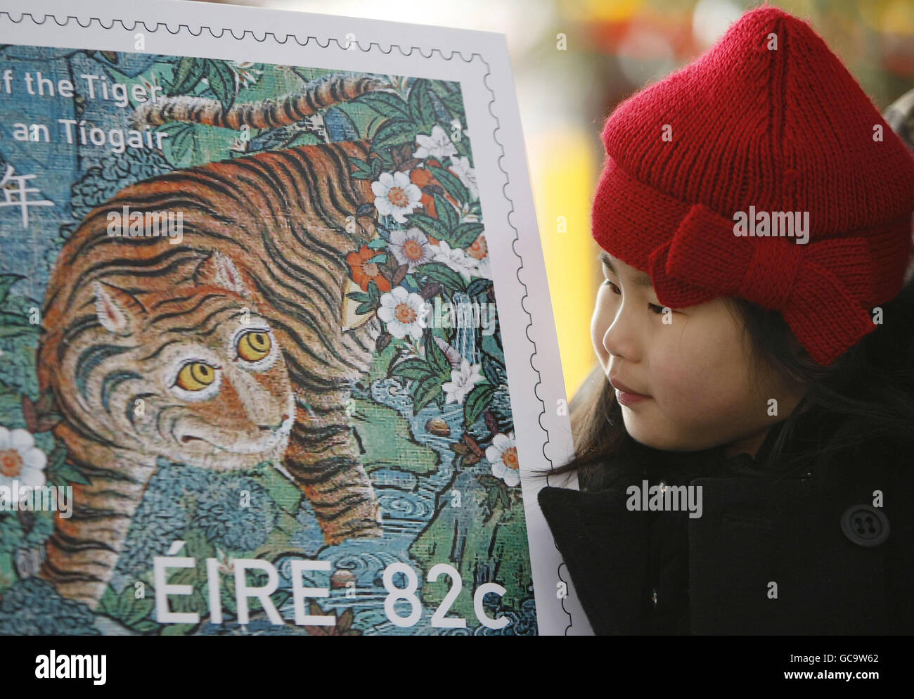 Kim Mengmeng Moore, di tre anni, al lancio del nuovo francobollo An Post Chinese Year of the Tiger 82c a Dublino. Foto Stock