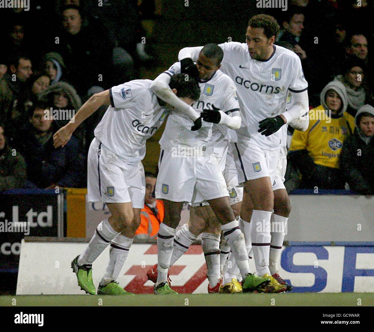 Calcio - fa Cup - Fifth Round - Crystal Palace / Aston Villa - Selhurst Park. Stiliyan Petrov di Aston Villa (a sinistra) si congratula con i suoi compagni di squadra dopo aver segnato il loro secondo obiettivo Foto Stock