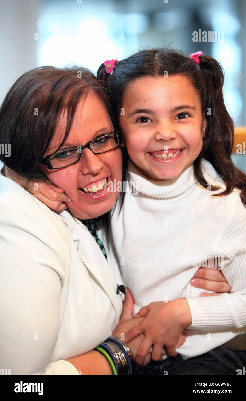 Nadia Fawzi, sei anni, con sua madre Sarah Taylor, 34 anni, all'aeroporto di Manchester, dopo il loro ritorno nel Regno Unito dopo che Nadia fu strappata dalla sua casa a Wigan, Greater Manchester, dal padre Fawzi Abuarghub nel maggio 2007. Foto Stock