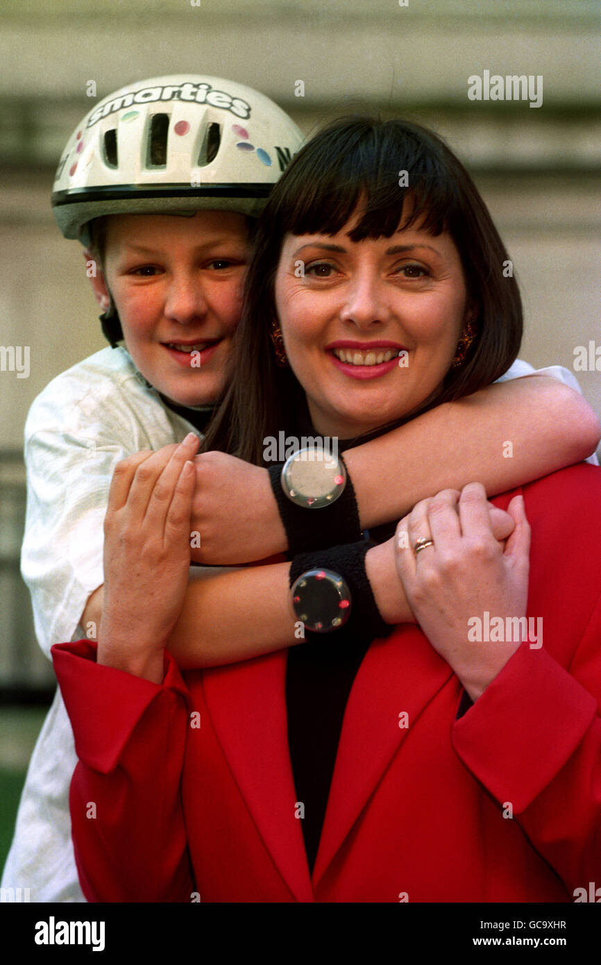 TV Presenter Carol Vorderman con 10 anni Steve Packer dopo che è stato nominato come il giovane grande Smarties dell'anno. Steve ha inventato la "spia Cycle Safe", un dispositivo simile a un orologio che contiene un interruttore di inclinazione progettato per lampeggiare quando un ciclista indica. Foto Stock