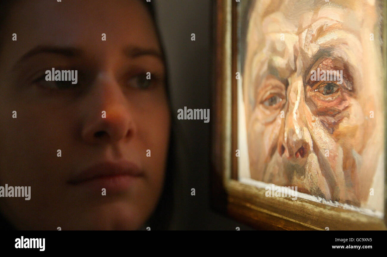 Una donna guarda 'Self Portrait with a Black Eye' dell'artista britannico Lucian Freud, alla casa d'aste di Sotheby, a Mayfair, Londra. Foto Stock
