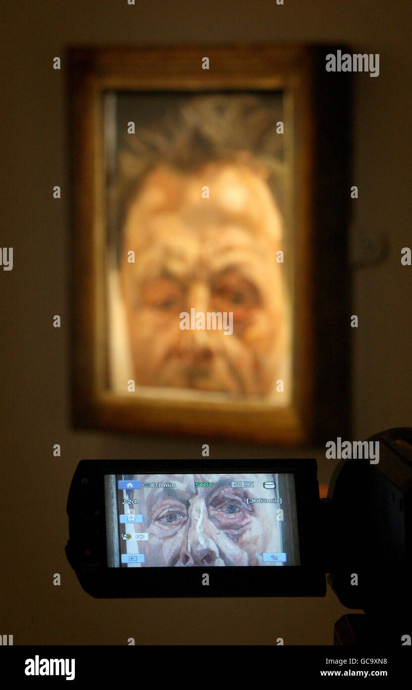 'Self Portrait with a Black Eye' dell'artista britannico Lucian Freud, è visualizzato su un mirino di videocamera, presso la casa d'aste di Sotheby, a Mayfair, Londra. Foto Stock
