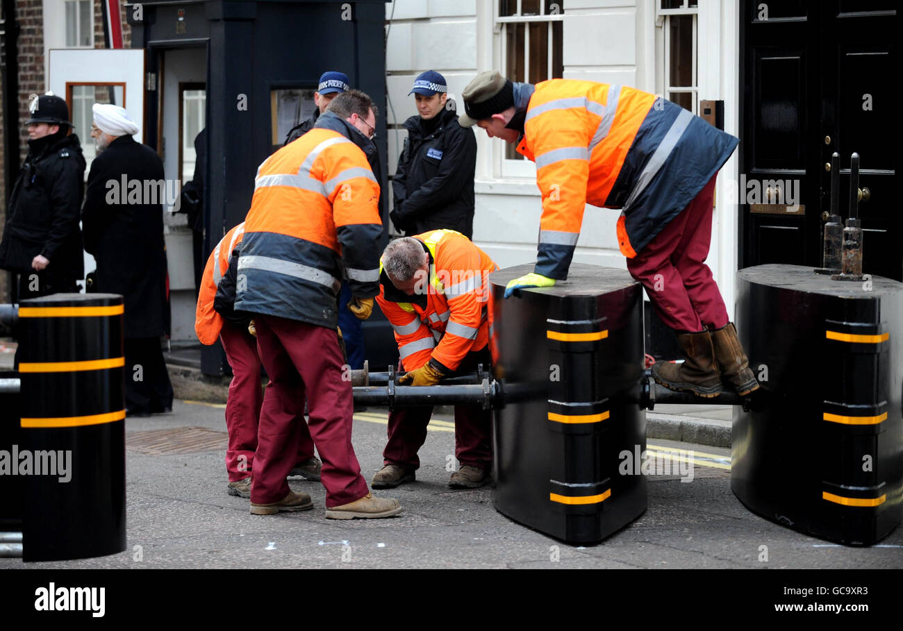 Una barriera di sicurezza viene eretta quando i preparativi finali per la sicurezza vengono fatti fuori dalla Lancaster House, nel centro di Londra, dove la conferenza Afghanistan inizia domani. Foto Stock