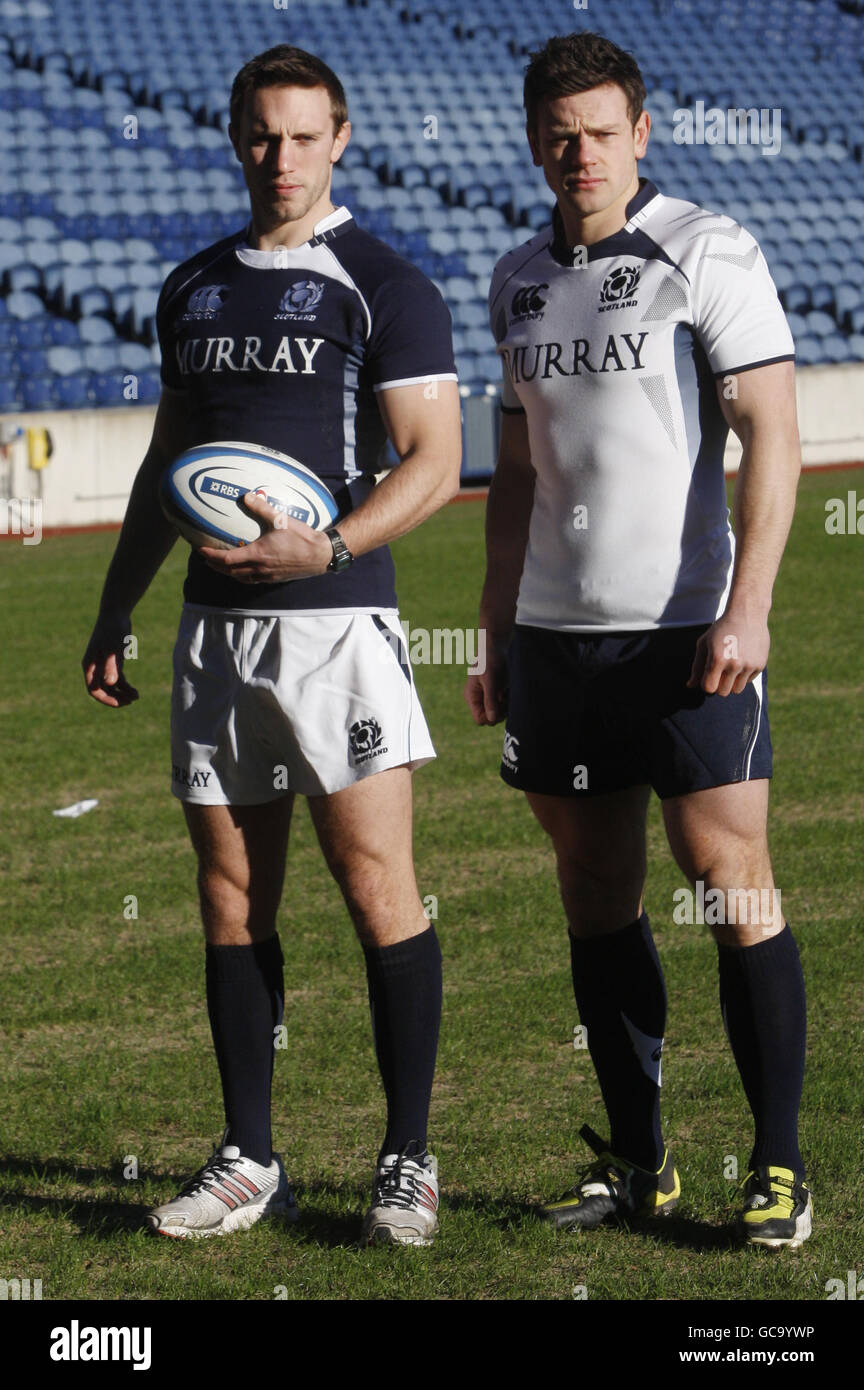 Le star del Rugby Mike Blair (a sinistra) e Nick De Luca (a destra) promuovono il nuovo accordo del Rugby scozzese con gli sponsor Canterbury durante l'annuncio del Rugby scozzese al Murrayfield Stadium di Edimburgo. Foto Stock