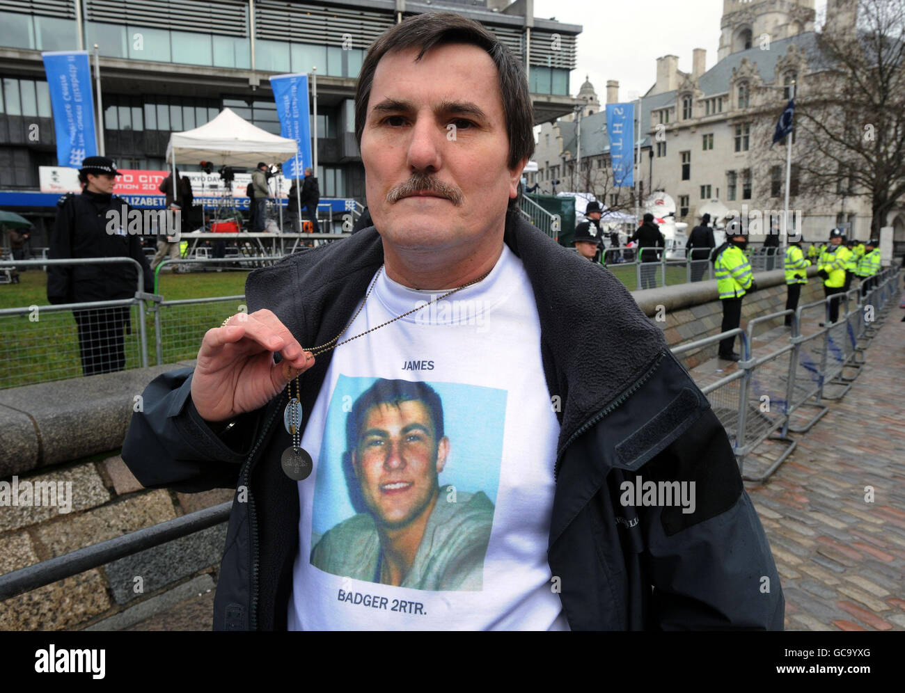 Gerald Cartwright, padre di Lance Corporal James Cartwright, 21, Che ha servito con Badger 2 Royal Tank Regiment ed è stato ucciso in una vettura blindata Warrior a Basra il 16 giugno 2007, con le etichette cane di suo figlio al di fuori del Queen Elizabeth II Conference Center, Westminster London dove l'ex primo ministro britannico, Tony Blair, sta dando prova alla Chilcot Inquiry. Foto Stock