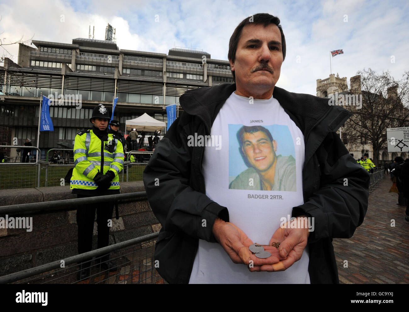 Gerald Cartwright, padre di Lance Corporal James Cartwright, 21, Che ha servito con Badger 2 Royal Tank Regiment ed è stato ucciso in una vettura blindata Warrior a Basra il 16 giugno 2007, con le etichette cane di suo figlio al di fuori del Queen Elizabeth II Conference Center, Westminster London dove l'ex primo ministro britannico, Tony Blair, sta dando prova alla Chilcot Inquiry. Foto Stock