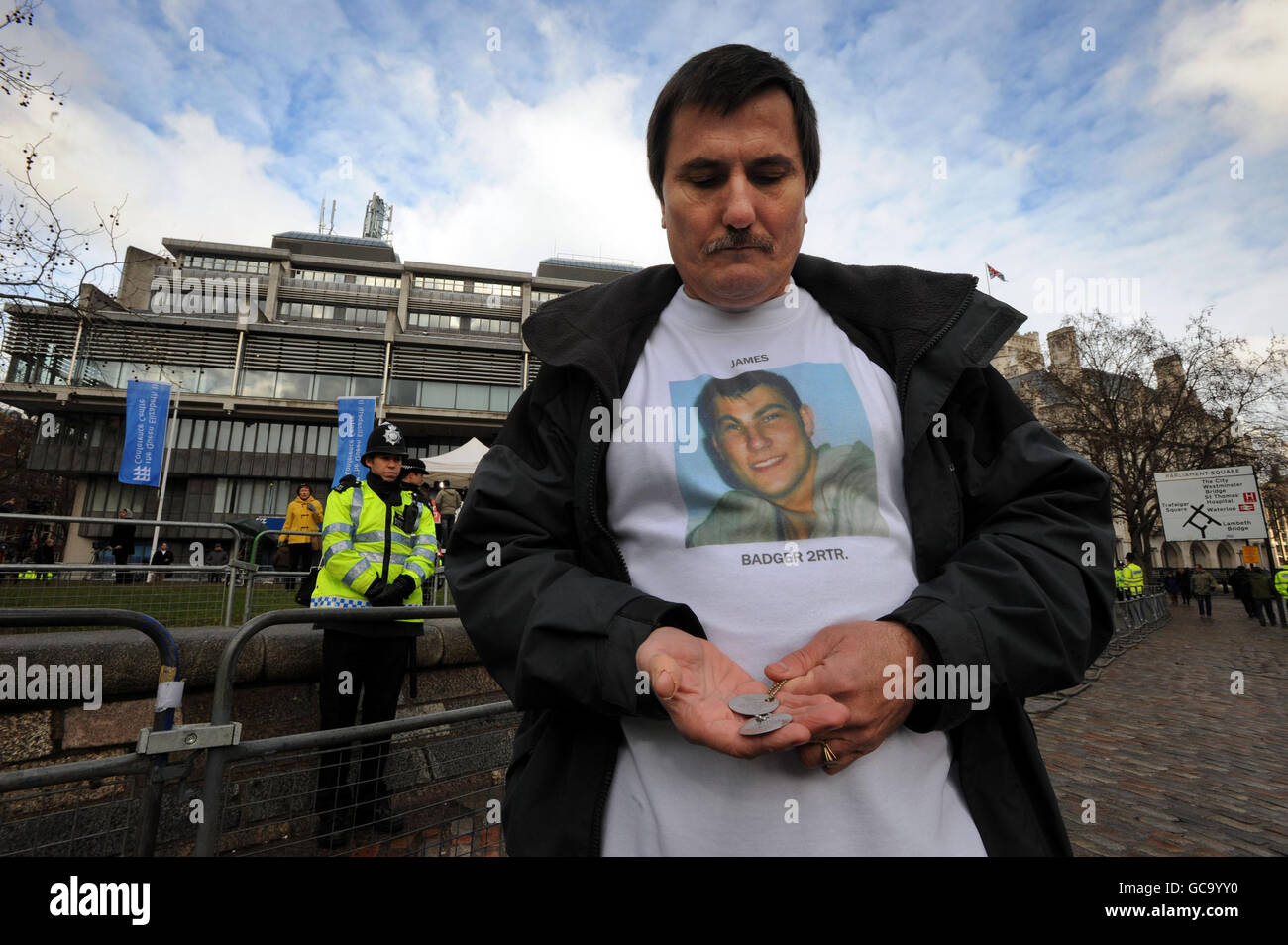Gerald Cartwright, padre di Lance Corporal James Cartwright, 21, Che ha servito con Badger 2 Royal Tank Regiment ed è stato ucciso in una vettura blindata Warrior a Basra il 16 giugno 2007, con le etichette cane di suo figlio al di fuori del Queen Elizabeth II Conference Center, Westminster London dove l'ex primo ministro britannico, Tony Blair, sta dando prova alla Chilcot Inquiry. Foto Stock