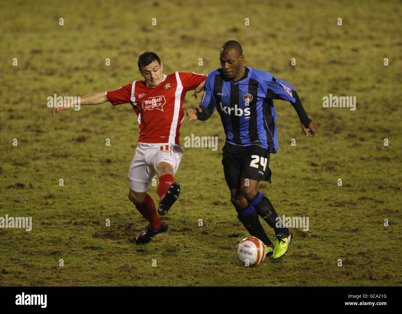 Kyel Reid di Charlton Athletic tiene una sfida dal difensore di Walsall Alex Nicholls durante la partita della Coca-Cola Football League 1 al Banks Stadium di Walsall. Foto Stock