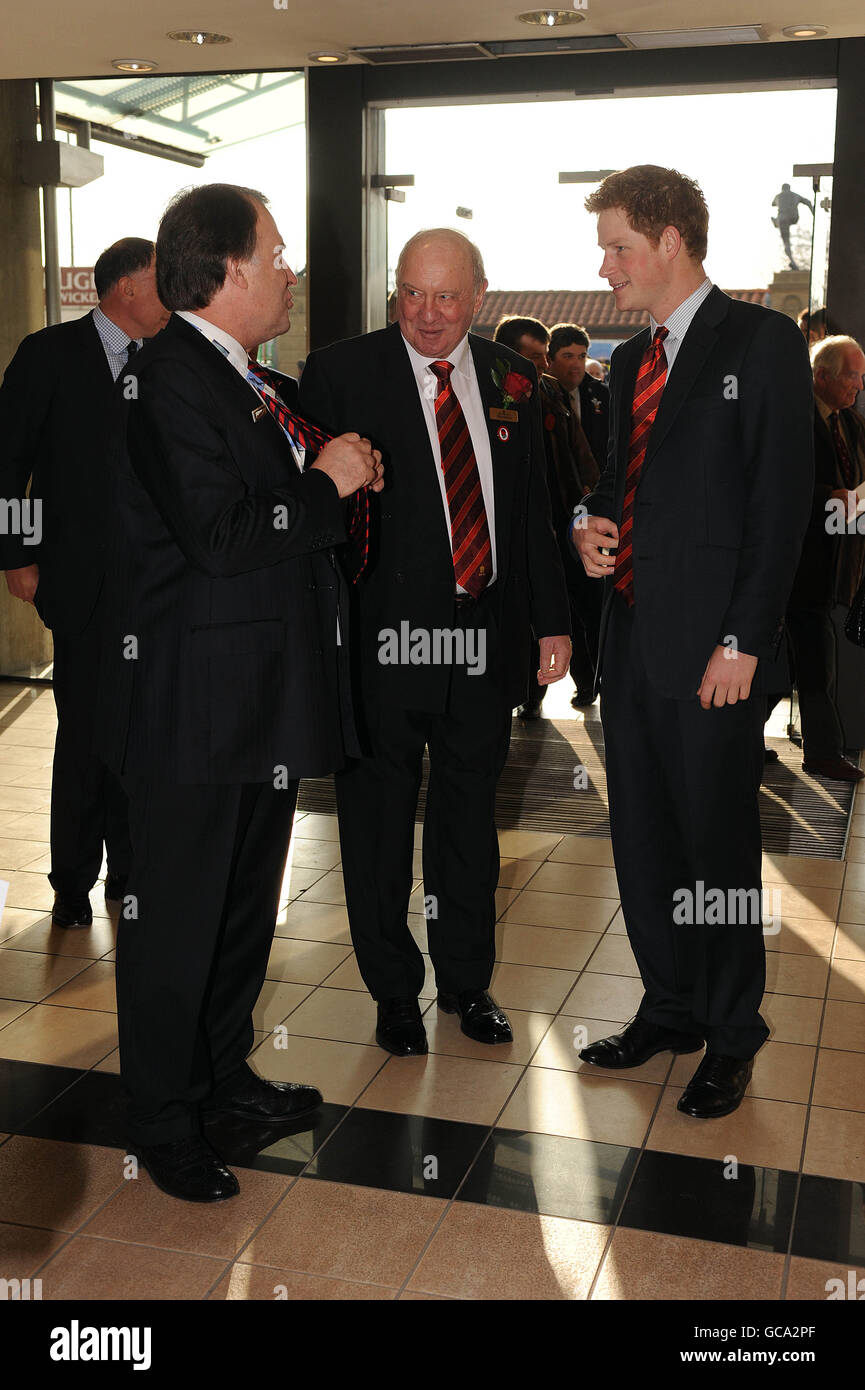 Il principe Harry (a destra), appena nominato vice patrono della Rugby Football Union (RFU) dell'Inghilterra, arriva per un ricevimento e un pranzo al Twickenham Stadium prima della partita delle 6 Nazioni della RBS tra Inghilterra e Galles. Foto Stock