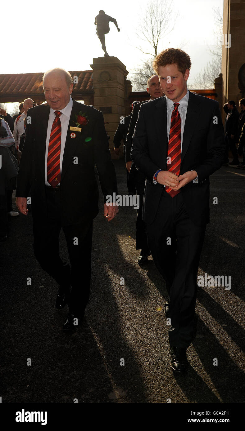 Il principe Harry (a destra), appena nominato vice patrono della Rugby Football Union (RFU) dell'Inghilterra, arriva per un ricevimento e un pranzo al Twickenham Stadium prima della partita delle 6 Nazioni della RBS tra Inghilterra e Galles. Foto Stock