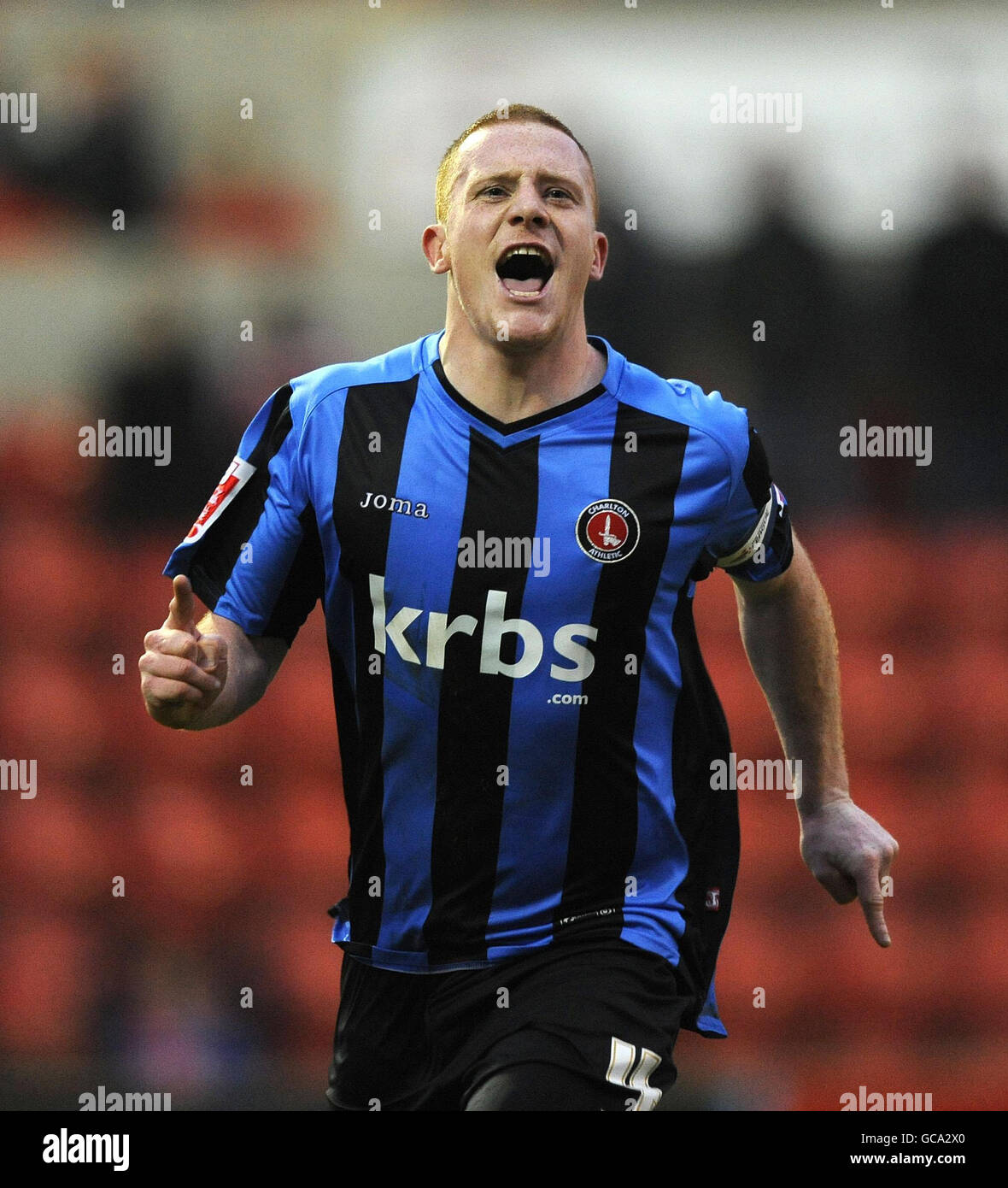 Il Nicky Bailey di Charlton Athletic celebra il suo ultimo obiettivo durante la partita della Coca-Cola League 1 al County Ground, Swindon. Foto Stock