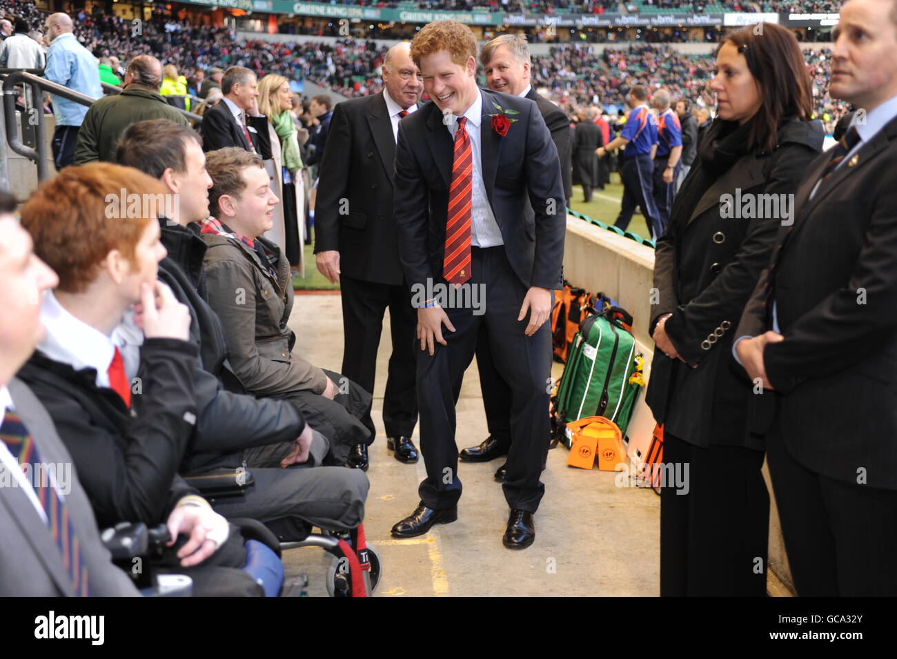 Il principe Harry (centro), appena nominato vice patrono della Rugby Football Union (RFU) dell'Inghilterra, incontra il militare infortunato, in vista della partita delle 6 Nazioni RBS tra l'Inghilterra e il Galles al Twickenham Stadium. Foto Stock