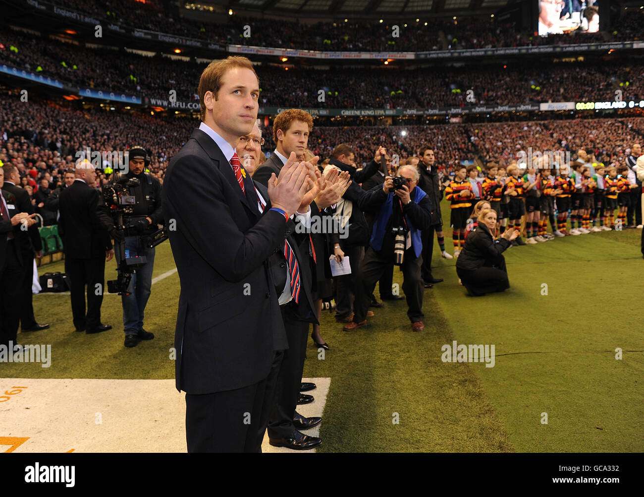 Il Principe William (a sinistra) e il Principe Harry (secondo a sinistra), recentemente nominato vice patrono della Rugby Football Union (RFU) dell'Inghilterra, durante l'inno nazionale davanti alla partita delle Nazioni RBS 6 tra Inghilterra e Galles al Twickenham Stadium. Foto Stock