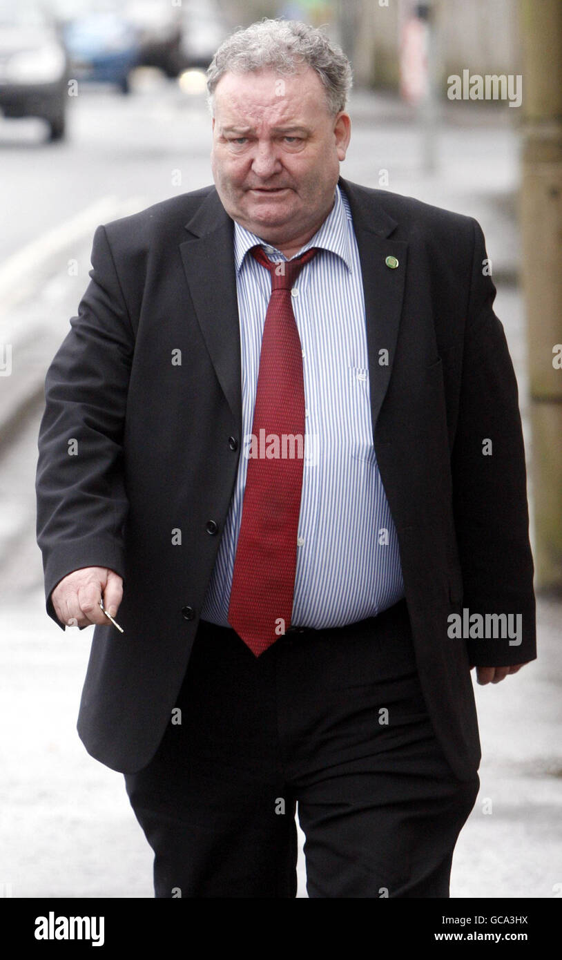 Jim Devine, oggi sospeso dal partito laburista, arriva a casa sua a Blackburn, in Scozia. Foto Stock