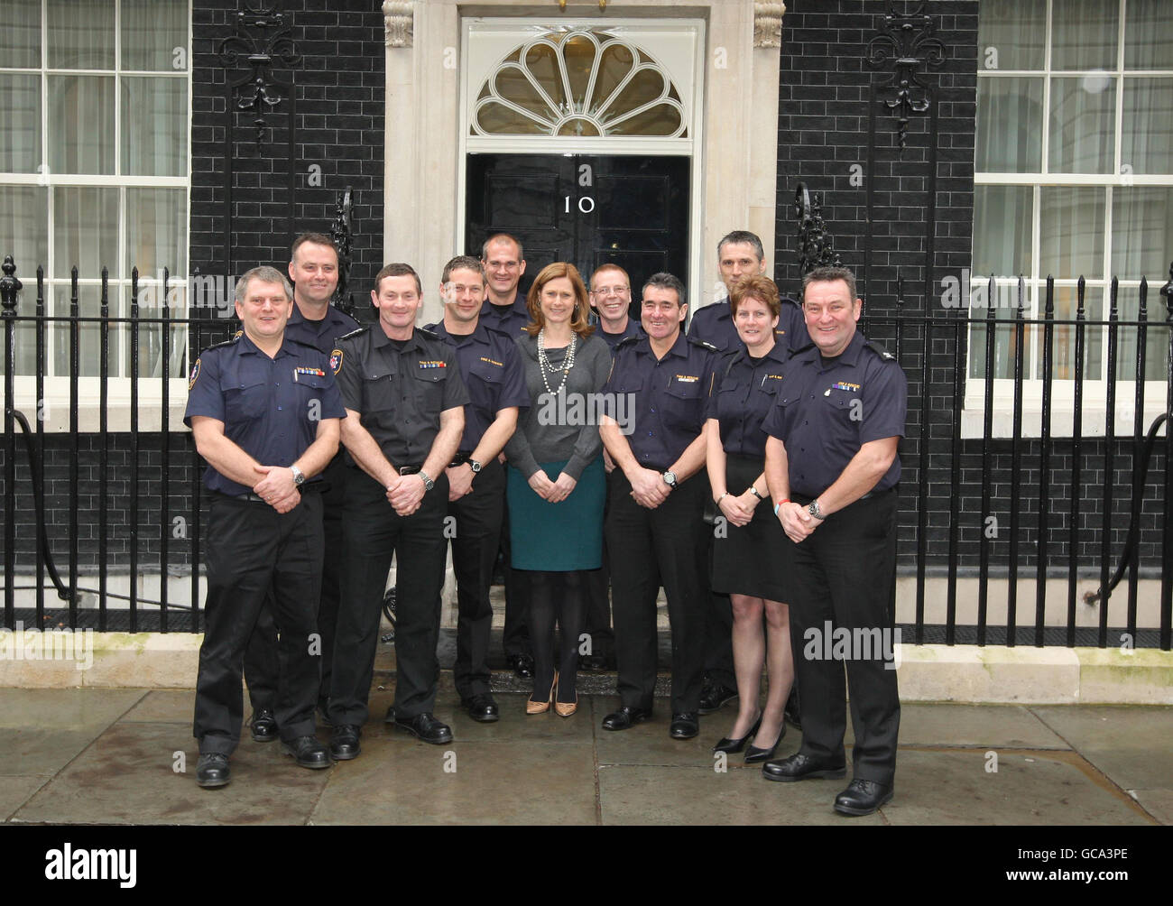 Sarah Brown si pone con i vigili del fuoco dell'Hampshire che sono tornati da Haiti dove stavano assistendo con la missione di soccorso dopo il terremoto, fuori 10 Downing Street a Londra. Foto Stock