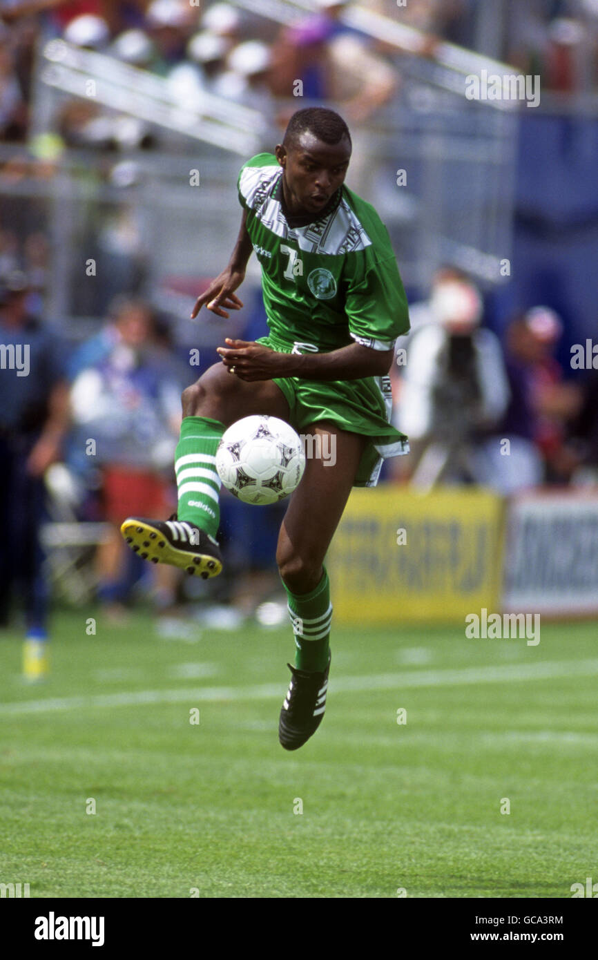 Calcio - Coppa del mondo FIFA USA 1994 - Round of 16 - Nigeria contro Italia - Foxboro Stadium, Boston. Finidi George, Nigeria Foto Stock